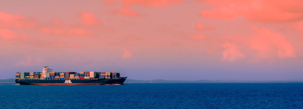 Savez-vous comment sont acheminés tous les produits que vous retrouvez dans les magasins ? 90% le sont par transport maritime et ont déjà parcouru des dizaines de milliers de kilomètres.

Green Marine Europe – label porté par SFE pour accélérer la transition écologique du transport maritime – a identifié 8 défis clefs pour le secteur.